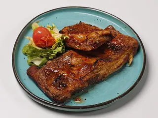 Coaste la cuptor caramelizate cu sos sweet chilli