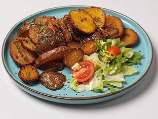 Cartofi aromatizati cu rozmarin si usturoi