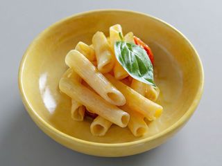 Paste cu sunca si sos alb 150g