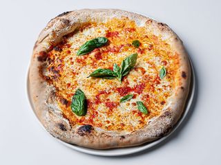 Pizza Quattro Formaggi cu salam picant 450