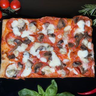 Pizza cu spianata, gorgonzola si ciuperci