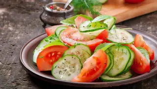 Salată de roșii și castraveți