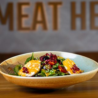 Salată cu brânză de capră