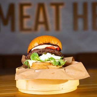 Burger cu brânză de capra