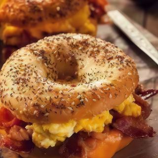 ScraMbled eggs bagel & cartofi