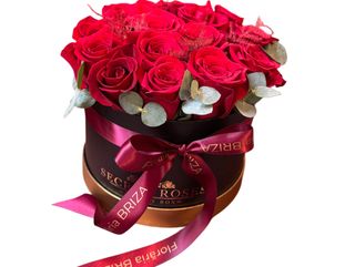 Cutie cu 15 trandafiri rosii