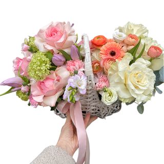 Cos cu flori mix in nuante de pastel