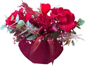 Aranjament elegant în cutie catifelată, în formă de inimă, cu trandafiri roșii!