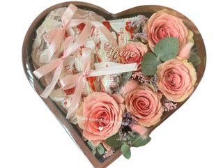 Cutie în formă de inimă cu trandafiri și praline