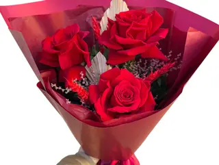 Buchet 3 trandafiri rosii flexati cu plante uscate mix