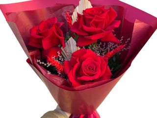 Buchet 3 trandafiri rosii flexati cu plante uscate mix