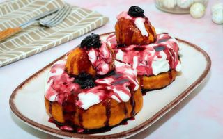 Papanași cu dulceata de afine