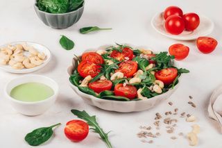 Salata cu rucola, baby spanac si topping de busuioc