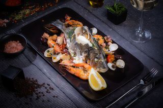 Doradă la cuptor cu fructe de mare