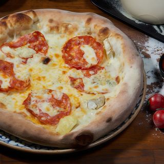 Pizza Quattro Formaggi cu Salam Picant