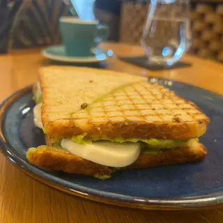 Toast avo-egg