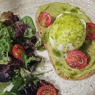 Bruschetta guacamole & burrata