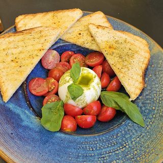 Salată pesto burrata