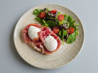 Bruscheta crudo cu ou posat