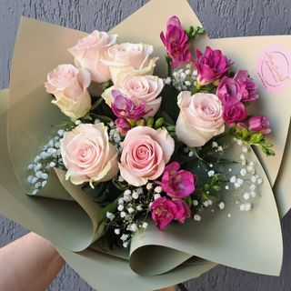 Buchet  cu 7 trandafiri si frezii color