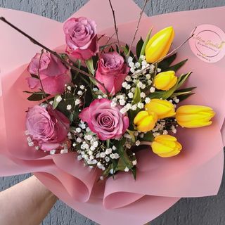 Buchet cu 5 trandafiri si lalele color