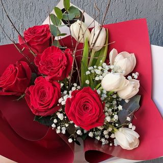 Buchet cu 5 trandafiri rosii si lalele