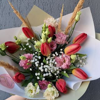 Buchet cu lisianthus roz si 9 lalele color