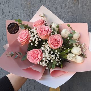 Buchet cu trandafirir roz si lalele color