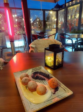 Papanasi cu dulceata si smantana