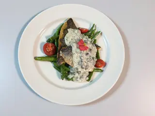 File de dorada pe pat de fasole verde si sos de lamaie