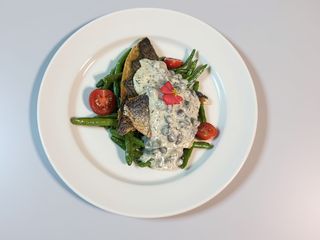 File de dorada pe pat de fasole verde si sos de lamaie