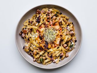 Tagliatelle cu branza, slanina si marar