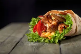 BIG Wrap cu piept de pui rotisat + cartofi prajiti