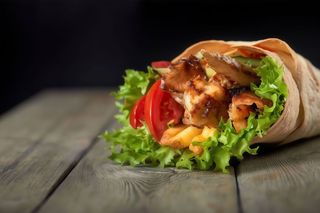 BIG Wrap cu piept de pui rotisat + cartofi prajiti