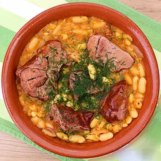 Ciolan de porc la cuptor cu iahnie de fasole