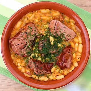  Ciolan de porc la cuptor cu iahnie de fasole