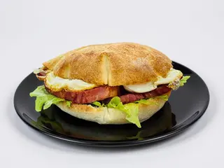 Sandvis cu bacon si oua prajite
