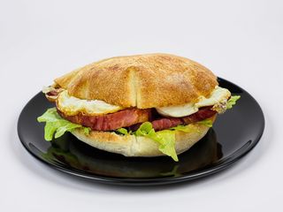 Sandvis cu bacon si oua prajite