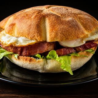 Sandvis cu bacon si oua prajite
