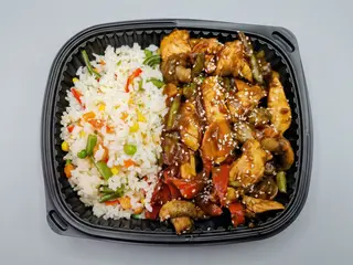 Tigaie asiatica de pui cu legume si orez