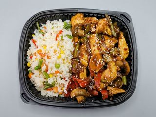 Tigaie asiatica de pui cu legume si orez