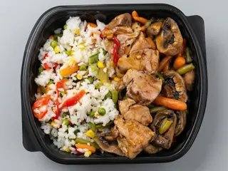 Tigaie asiatica de porc cu legume si orez