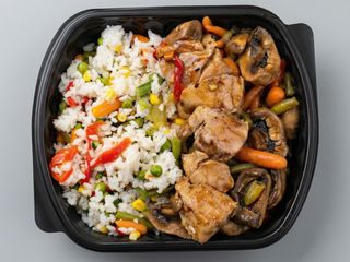 Tigaie asiatica de porc cu legume si orez