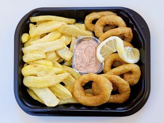 Meniu inele de calamar pane 8 buc. + cartofi prajiti + sos