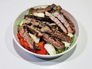 Salata cu muschi de vita la gratar