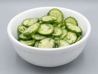 Salata de castraveti proaspeti