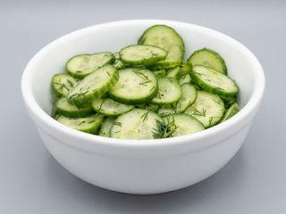 Salata de castraveti proaspeti