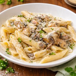 Penne cu pui si ciuperci in sos alb