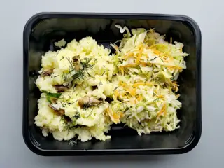 Ciorba de legume + orez cu ciuperci + salata de varza + franzela