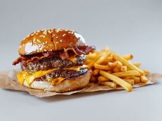 Combo - Burger Premium Bacon + Cartofi + Racoritoare